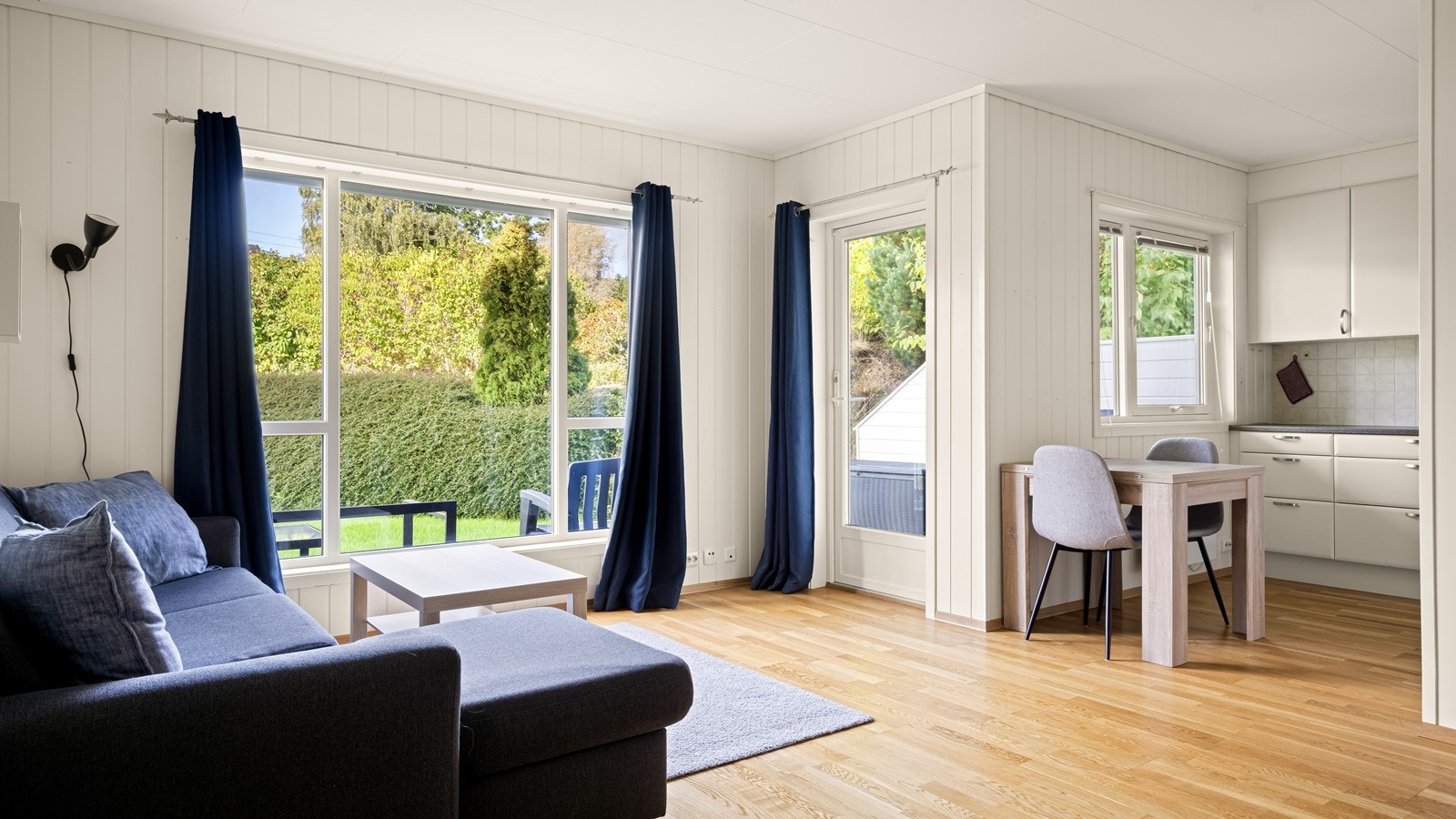 Store vinduer gir mye naturlig lys inn i leiligheten Galleribilde