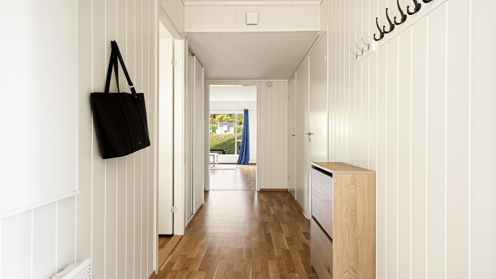 med skyvedørsgarderobe Galleribilde