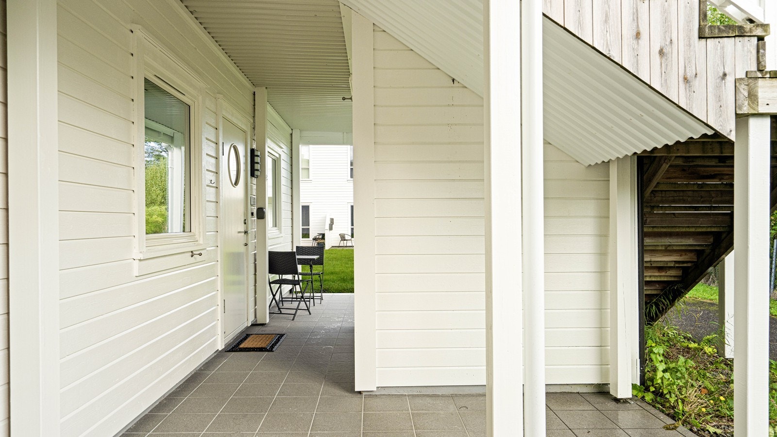 I tilknytning til inngang er det en hyggelig uteplass samt sportsbod Galleribilde