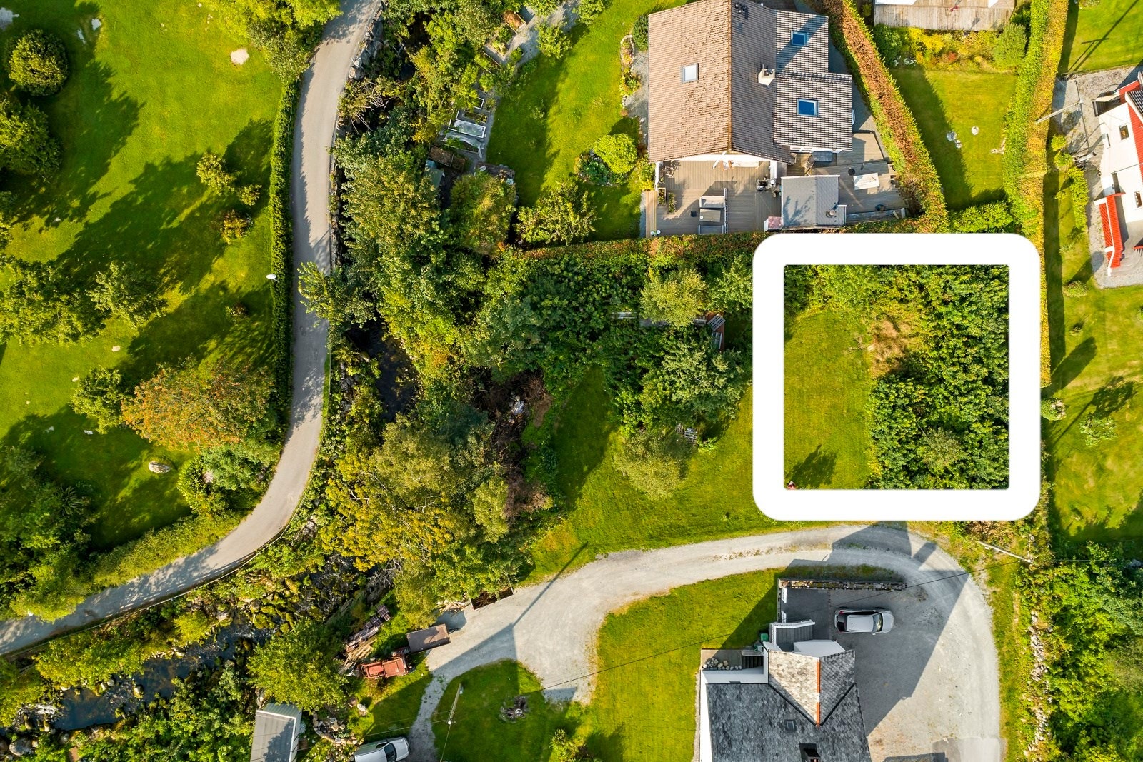 Tomten kan bebygges med inntil 20% BYA. Garasje kommer i tillegg på inntil 35 kvm. Garasje tillates oppført inntil nabogrense. Galleribilde