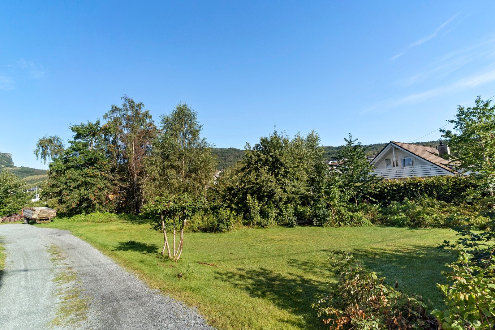 Tomten ligger skjermet og fint i rolig og barnevennlig område - kort vei til skoler, barnehager, idrettsanlegg og sentrum. Galleribilde