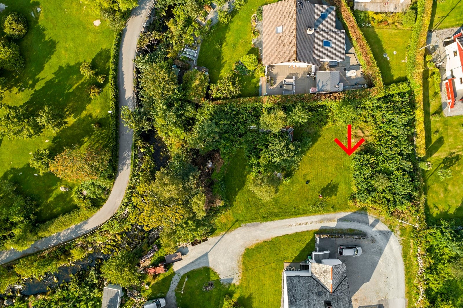 Tomten har veg, vann og avløp frem til tomten. Tomten er nokså flat og enkel å opparbeide. Galleribilde