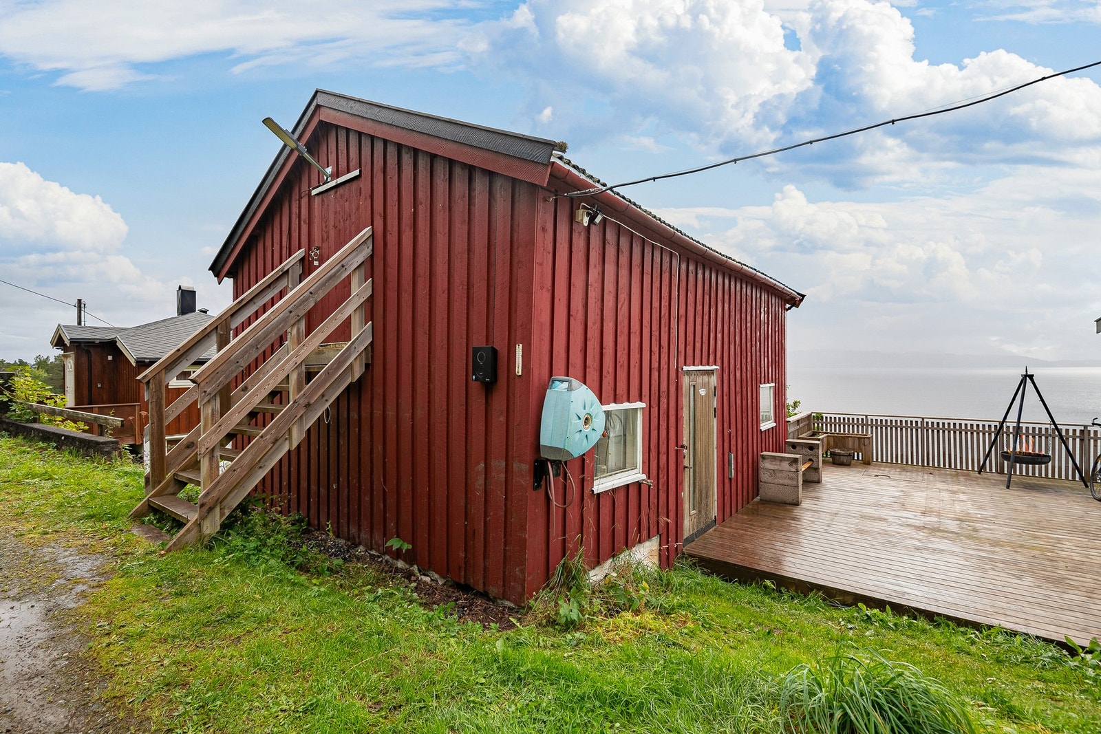 Uthus som benyttes som lagring. Meget praktisk for oppbevaring av sykler, ski og annet utstyr. Galleribilde