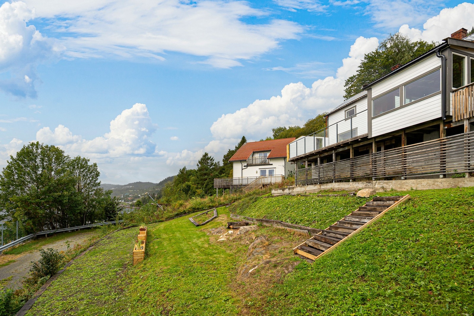 Fasade og hage Galleribilde