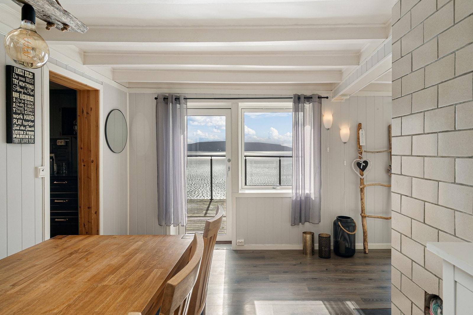 Stue med utgang til verqanda. Sjekk den utsikten da! Galleribilde