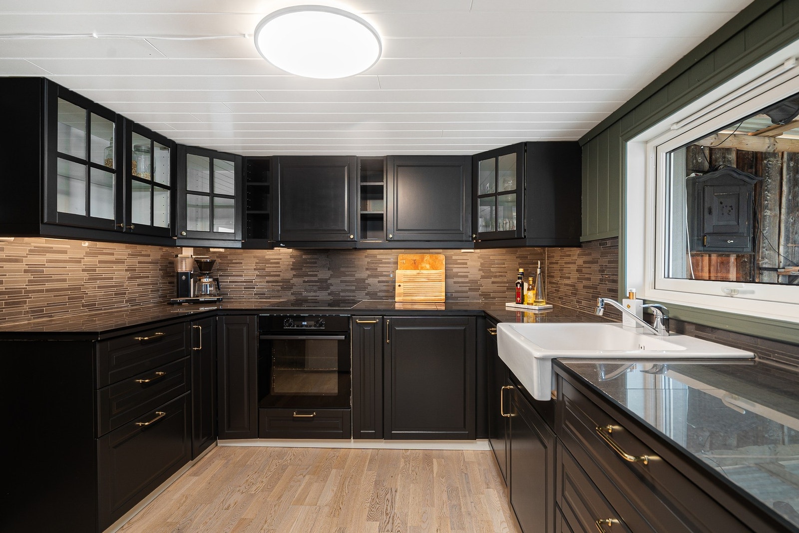 Kjøkken i moderne utførelse. Galleribilde