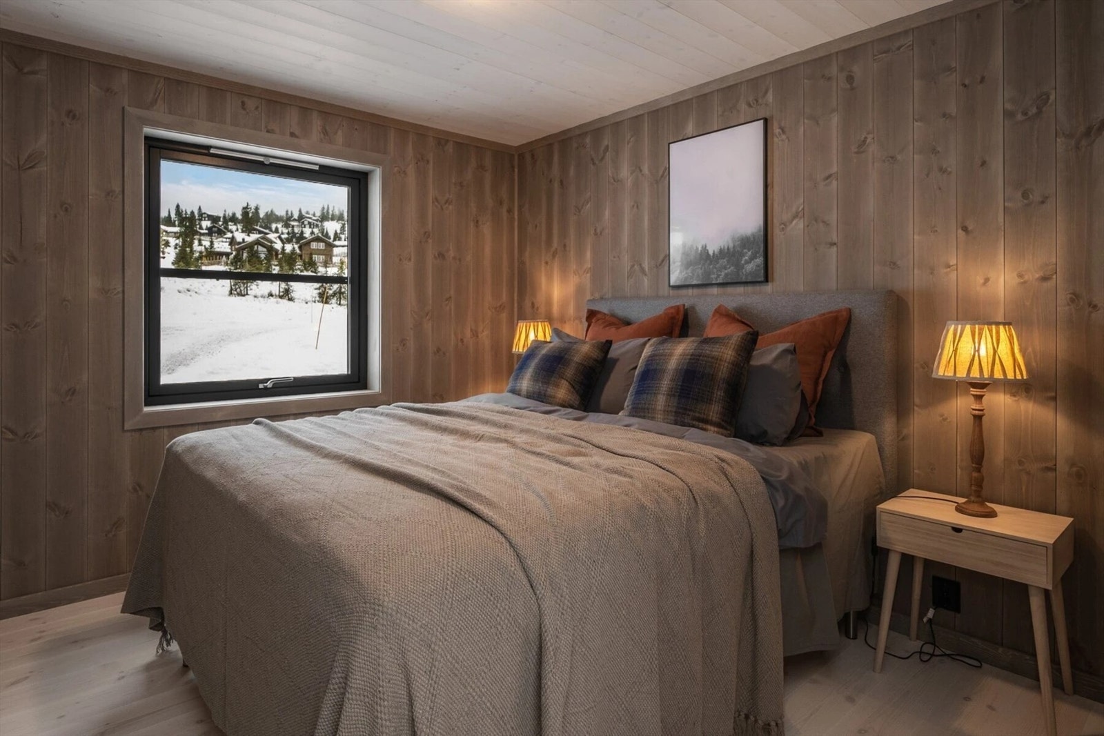 På hovedplan er det 2 gode soverom. Foto fra en oppsatt hytte. Galleribilde