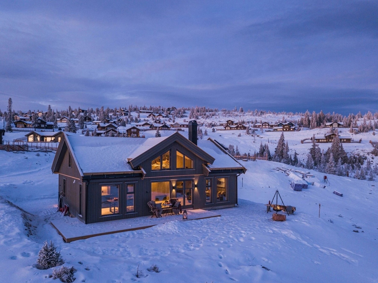 Hyttemodellen Lofoten er spesielt egnet for utsiktstomter med skrånende terreng. Foto fra en oppsatt Lofoten 85 i området. Galleribilde