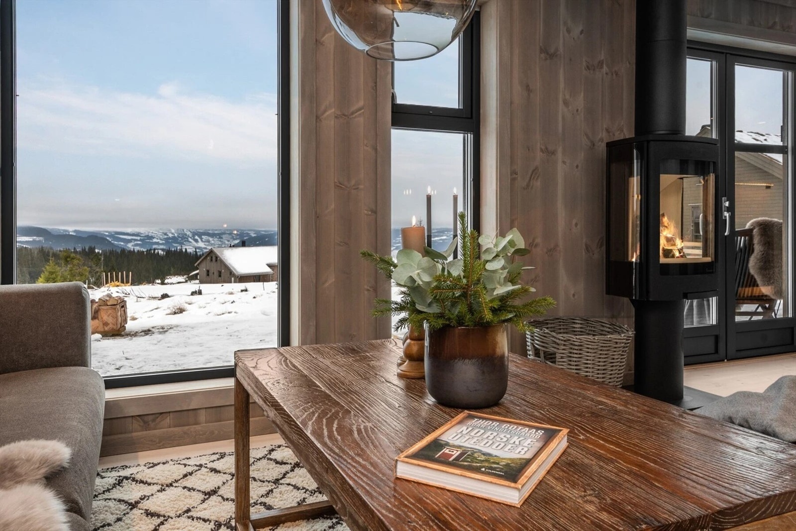 De store panoramavinduene gir lys og utsikt. Foto fra en oppsatt Lofoten 85 hyttemodell Galleribilde