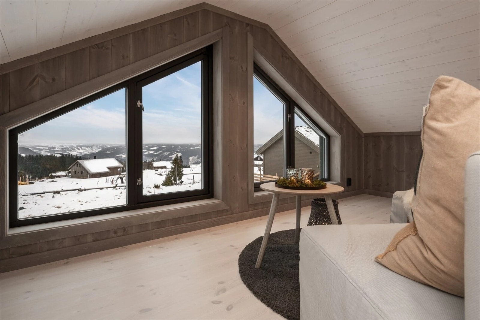 Hemsdelen er inndelt i 3 rom som gir ekstra med plass til familie og venner. Galleribilde