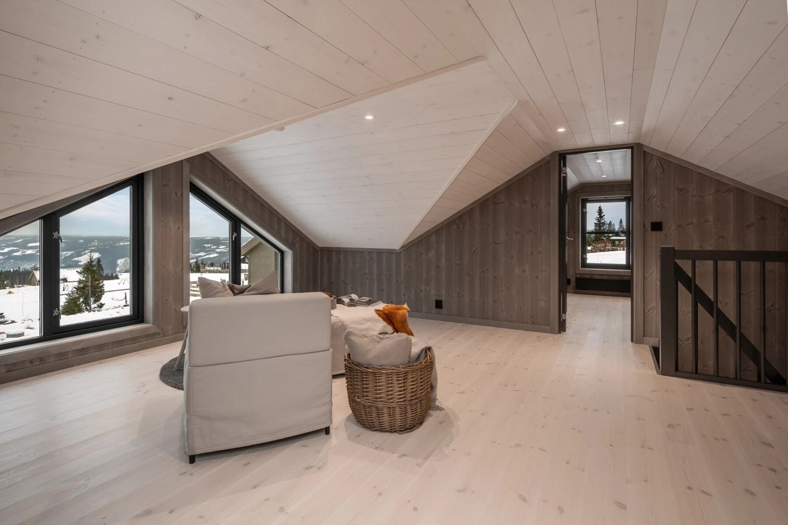 Hemsdelen er inndelt i 3 rom som gir ekstra med plass til familie og venner. Galleribilde