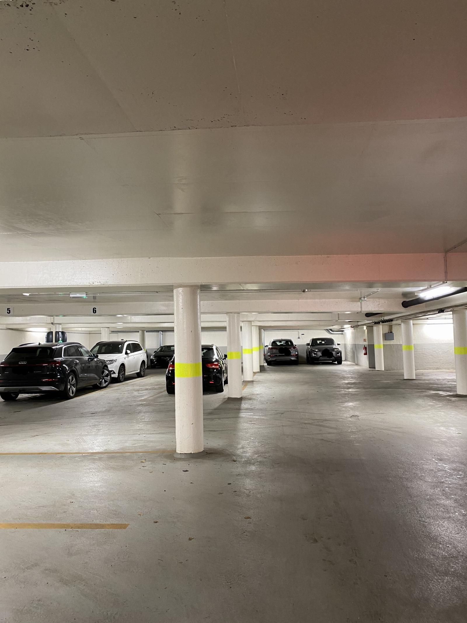 Garasjeanlegget ble i 2016 rehabilitert og fremstår som godt vedlikeholdt Galleribilde