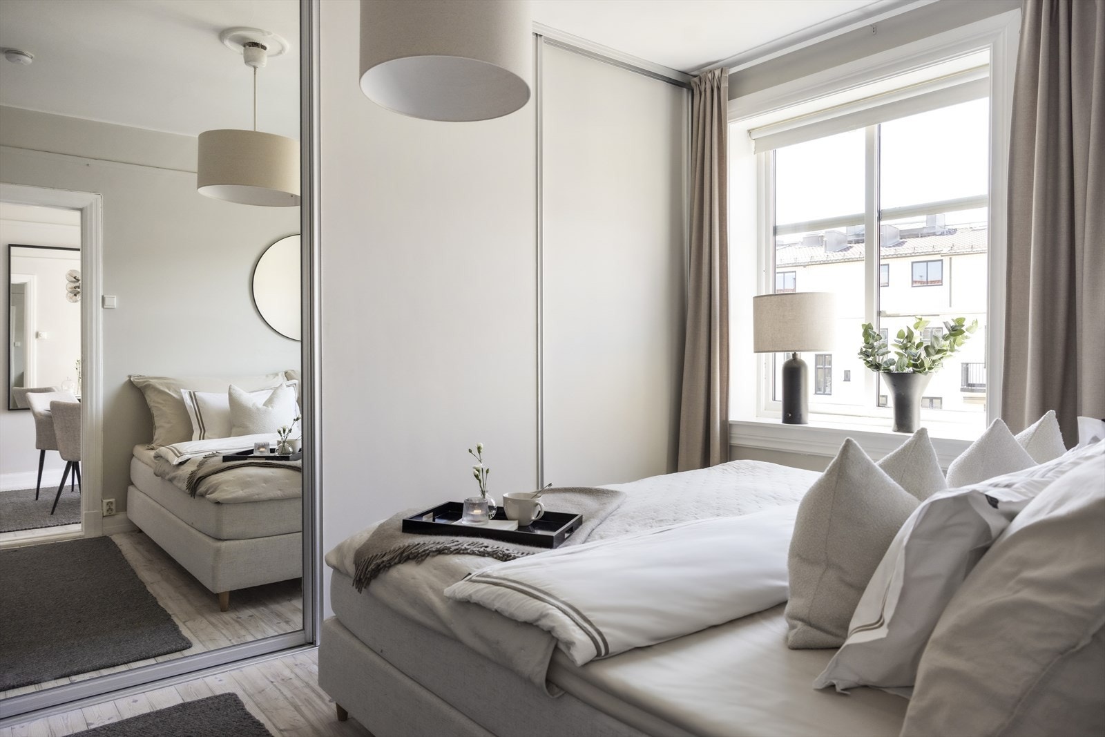 Romslig soverom med innebygd garderobeskap. Galleribilde