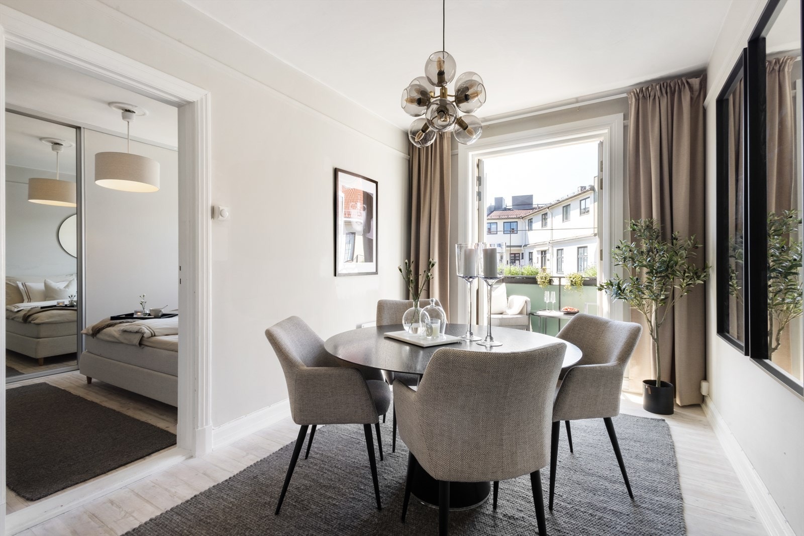 Spisestue med god plass til spisebord. Galleribilde