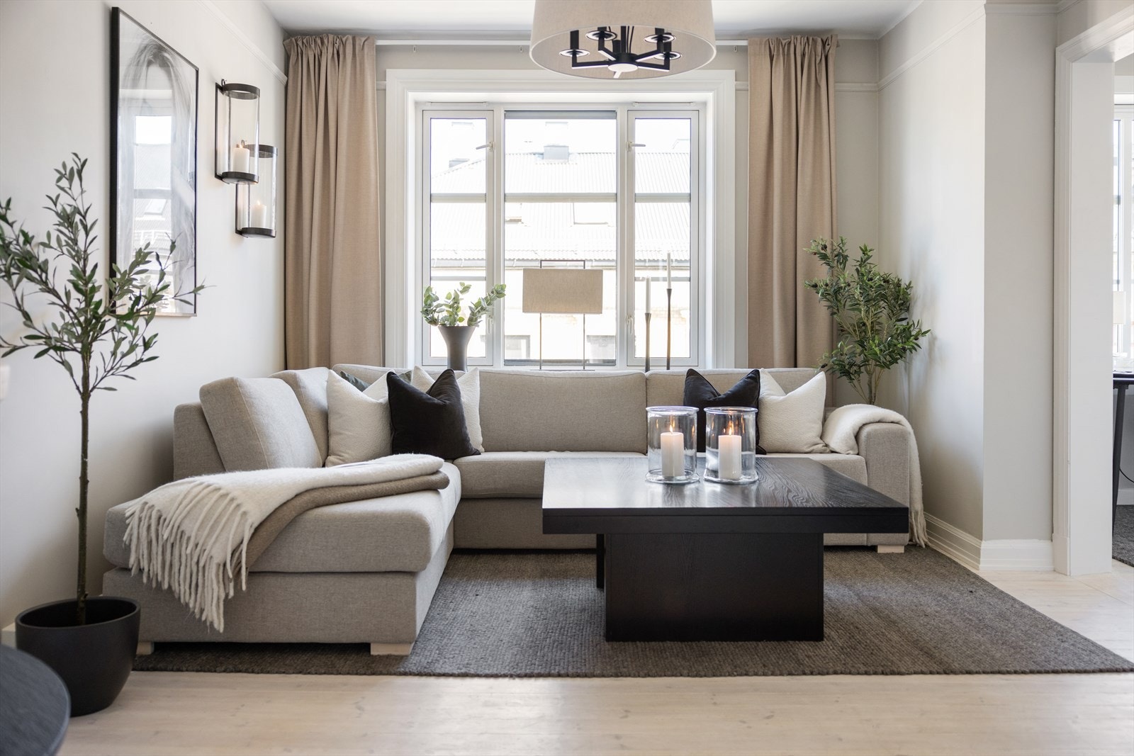 Store vindusflater slipper inn rikelig med lys. Galleribilde