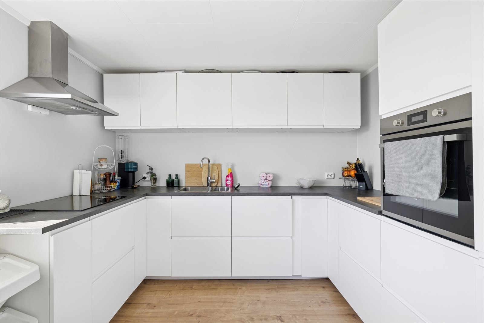 Pent kjøkken med glatt innredning. Galleribilde