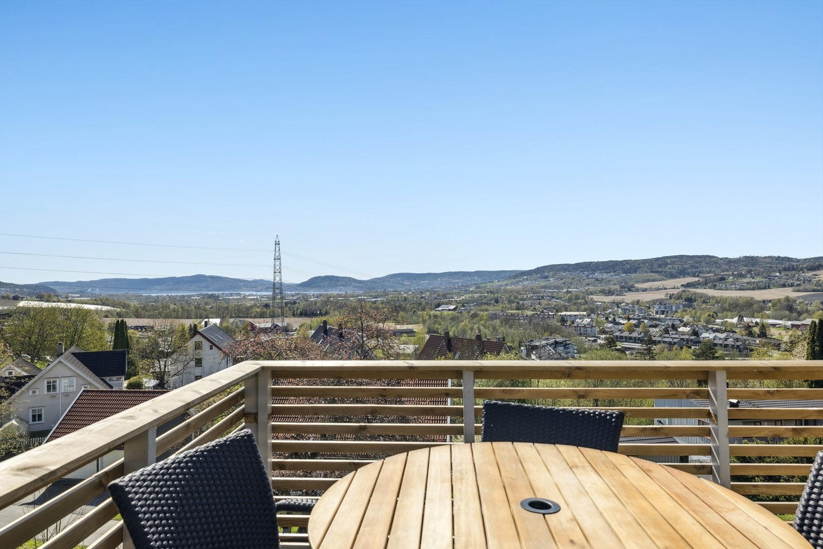 Fra høyden har man fin utsikt og gode solforhold. Galleribilde