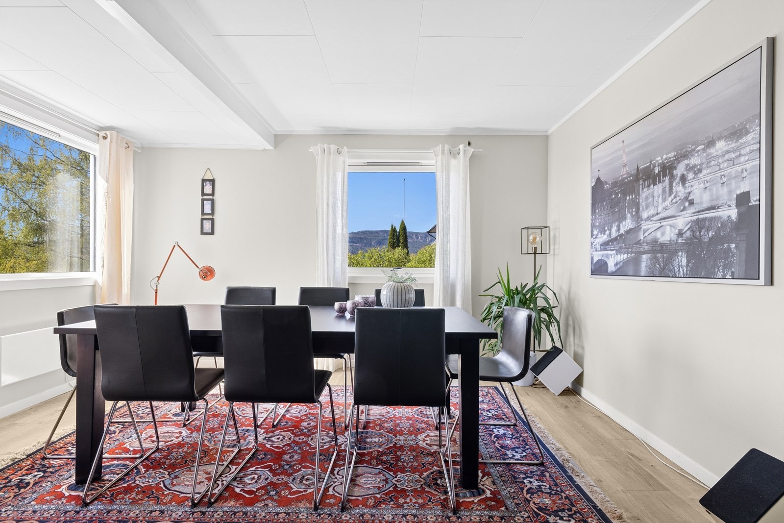 Spisestue med god plass til stort spisebord. Galleribilde