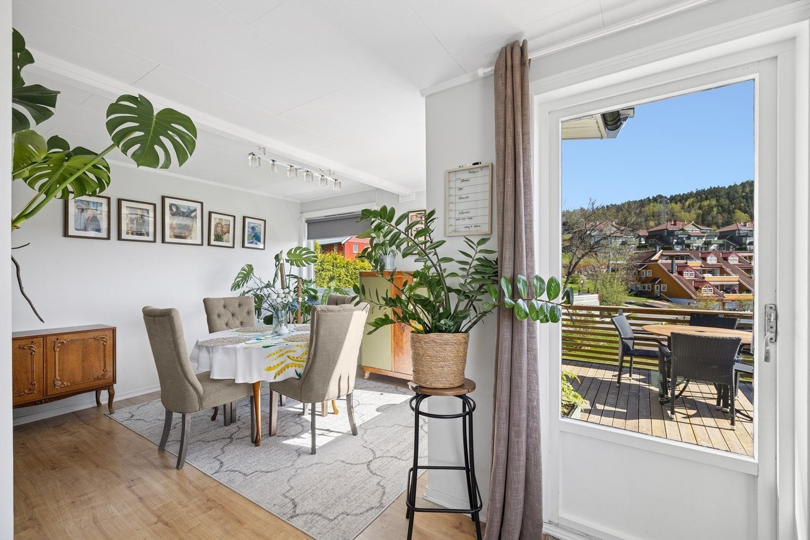 Fra stue/kjøkken er det utgang til terrasse. Galleribilde