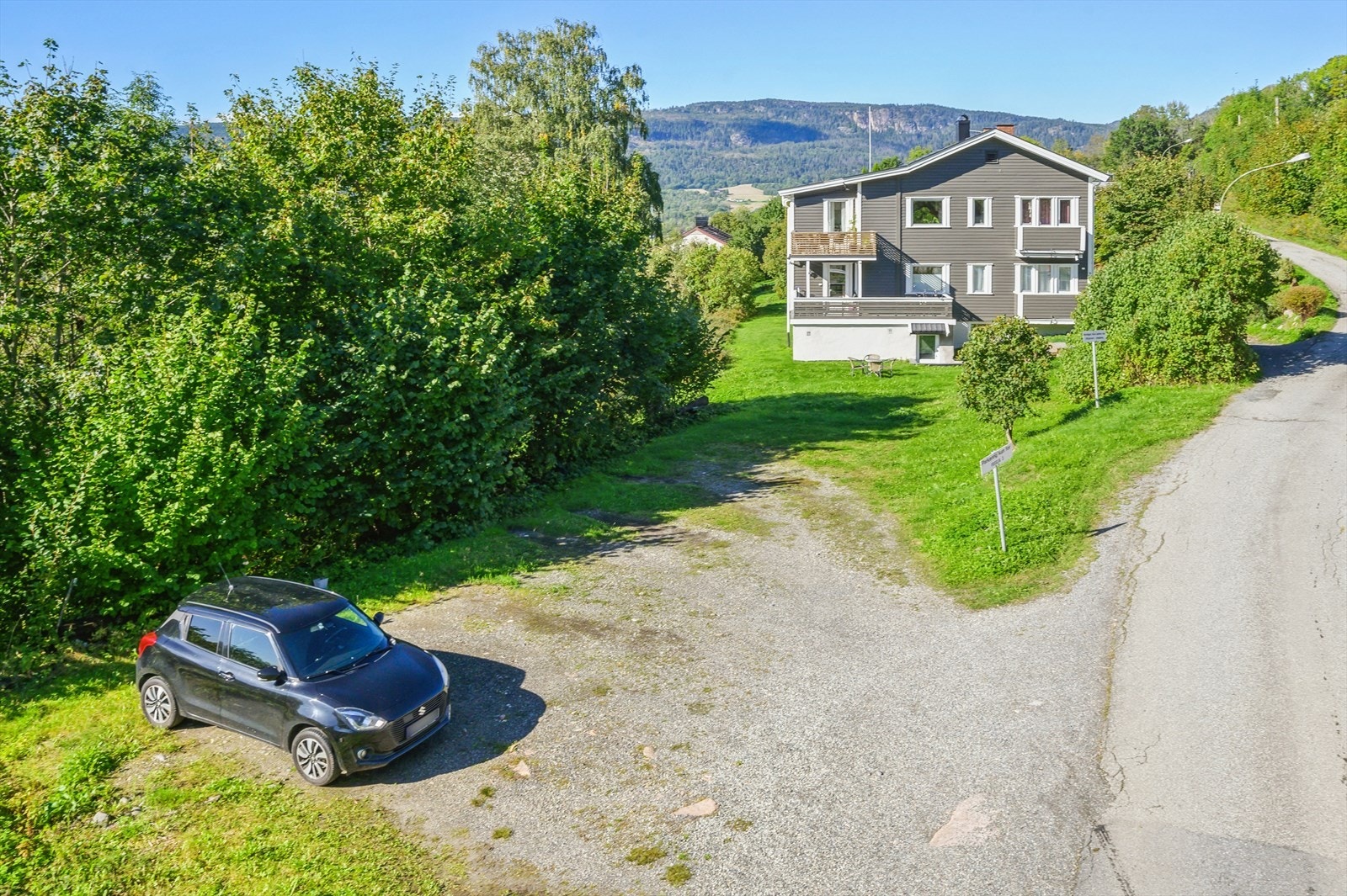 Gruset plass med god plass til flere biler. Galleribilde