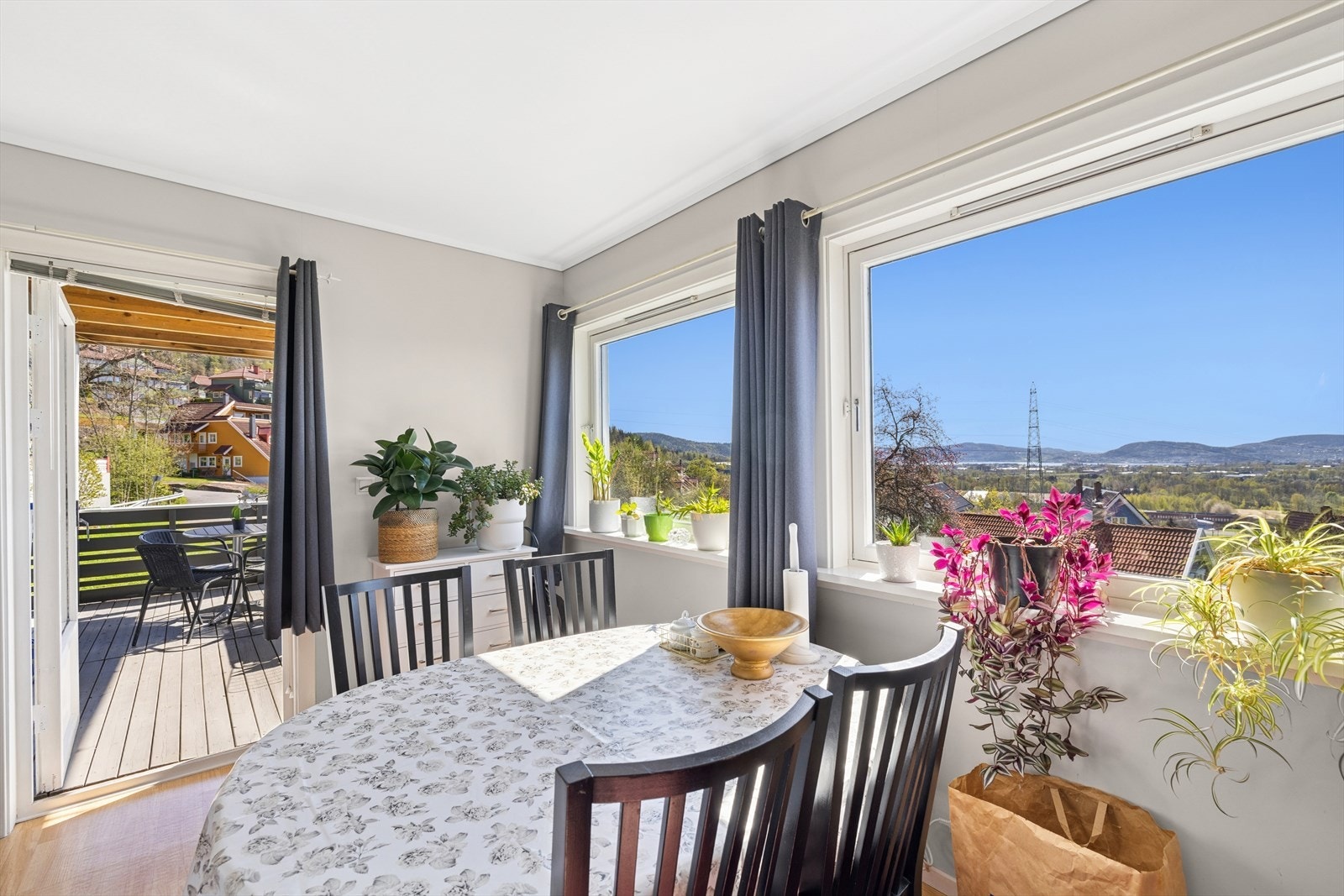 Fra kjøkkenet er det utgang til en overbygd terrasse. Galleribilde