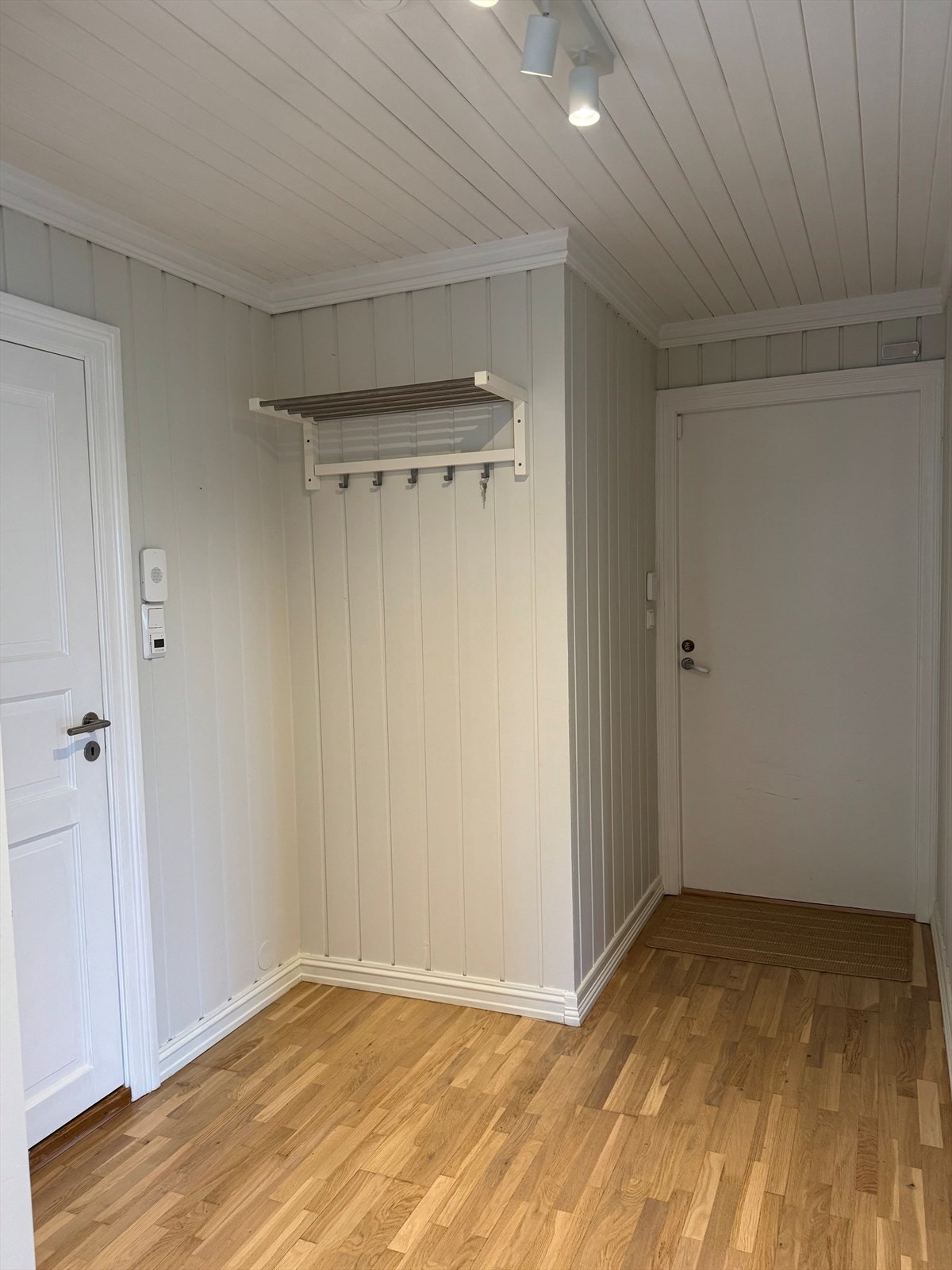 Entrè/gang med knagghylle. Galleribilde