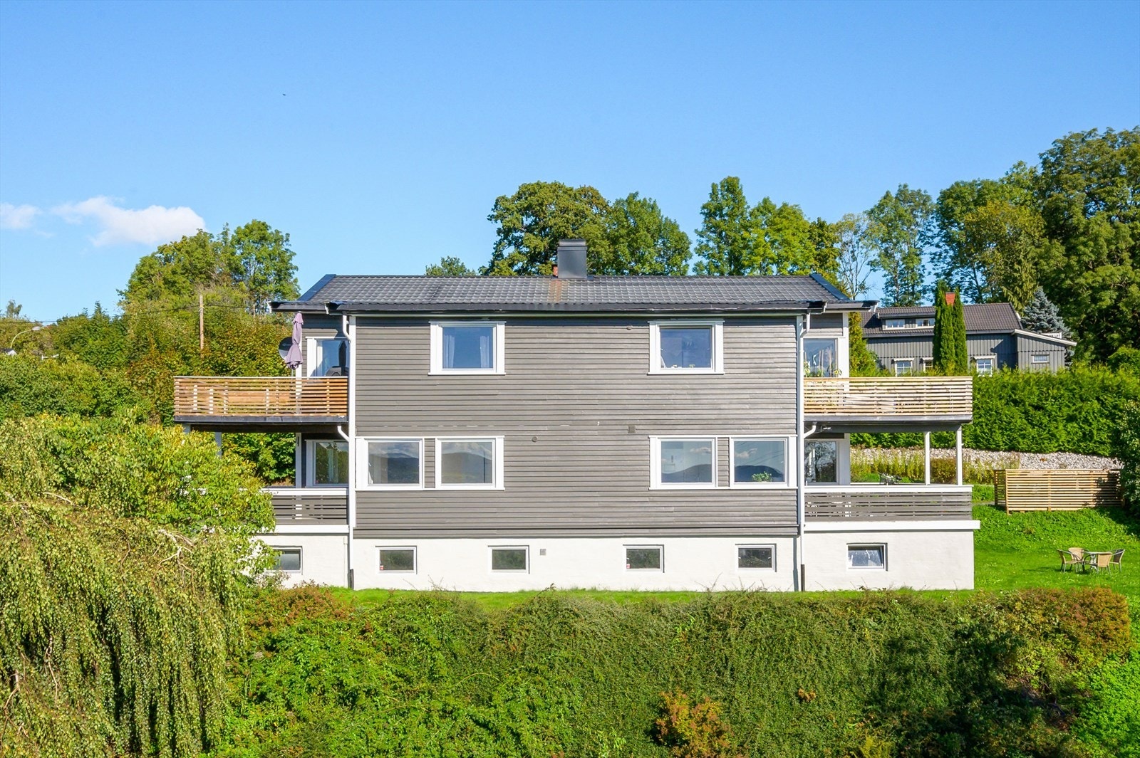 Tomten er på ca. 1 996 kvm. Galleribilde