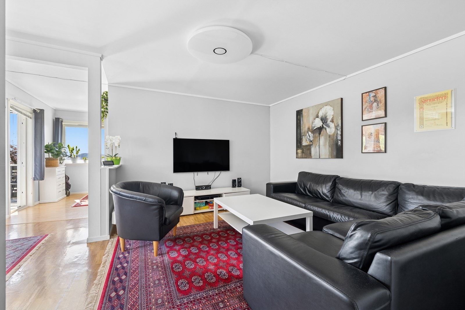 Stue med fin plass til sofagruppe med tilhørende møblement. Galleribilde