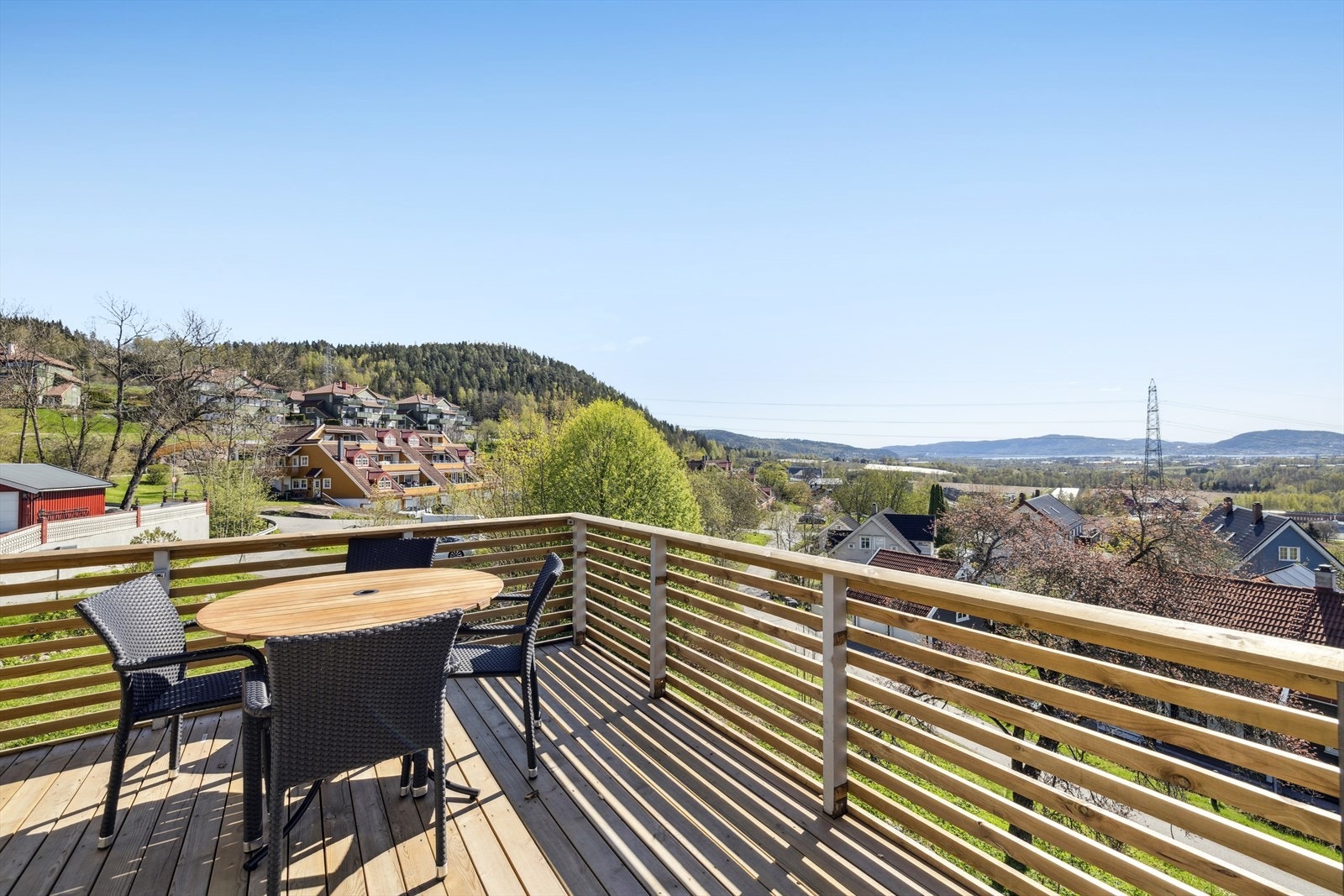 Terrassen har fin plass til utemøbler. Galleribilde