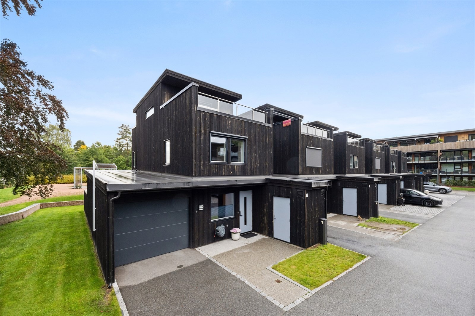 Velkommen hjem! Boligen har enkel adkomst med parkering i garasje og rett utenfor Galleribilde
