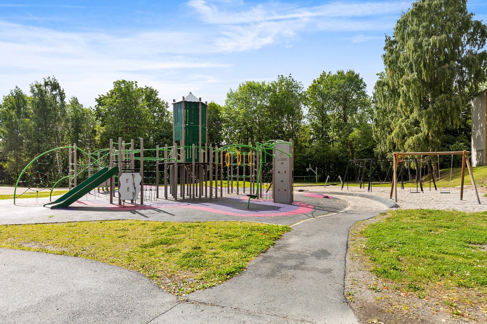 Skolegård med lekeområder Galleribilde