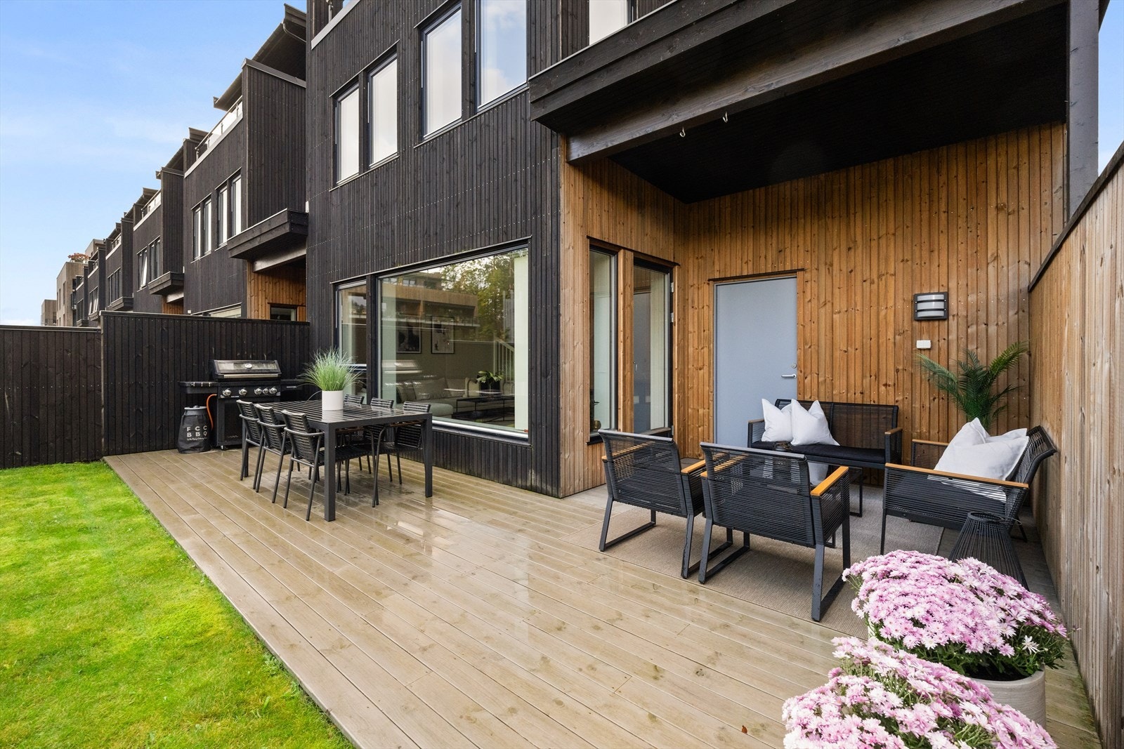 Hagen har en romslig terrasse, delvis takoverbygget Galleribilde