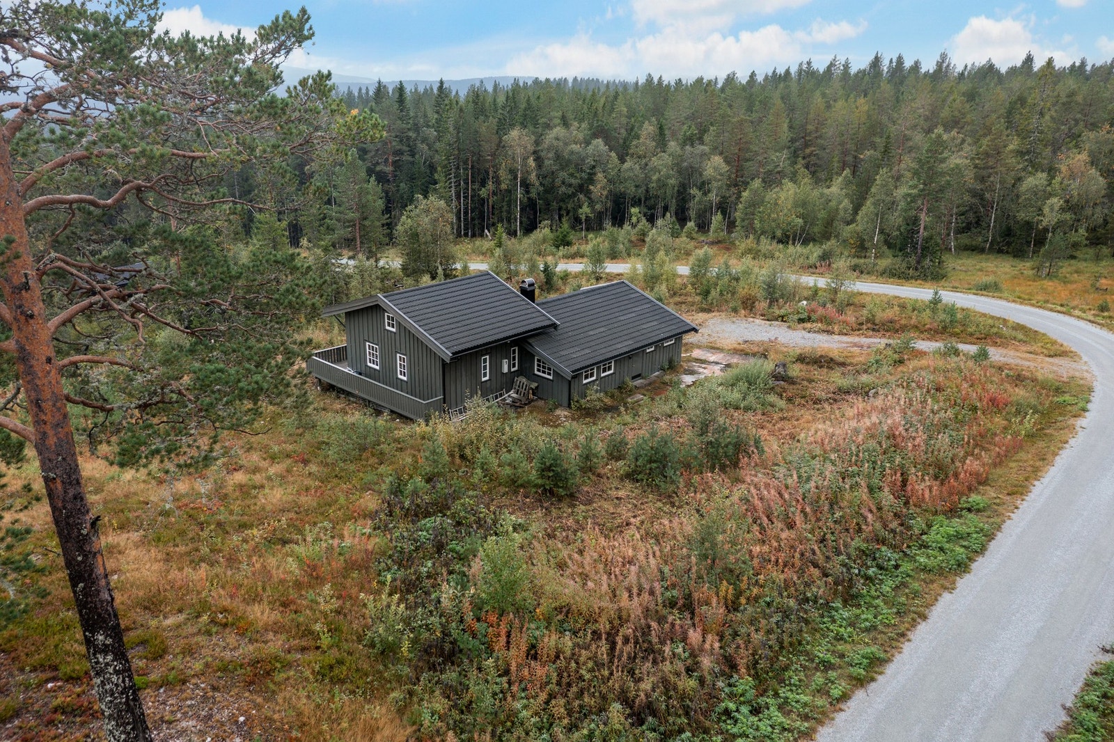 Eiendommen har privat og usjenert plassering i feltet. Galleribilde