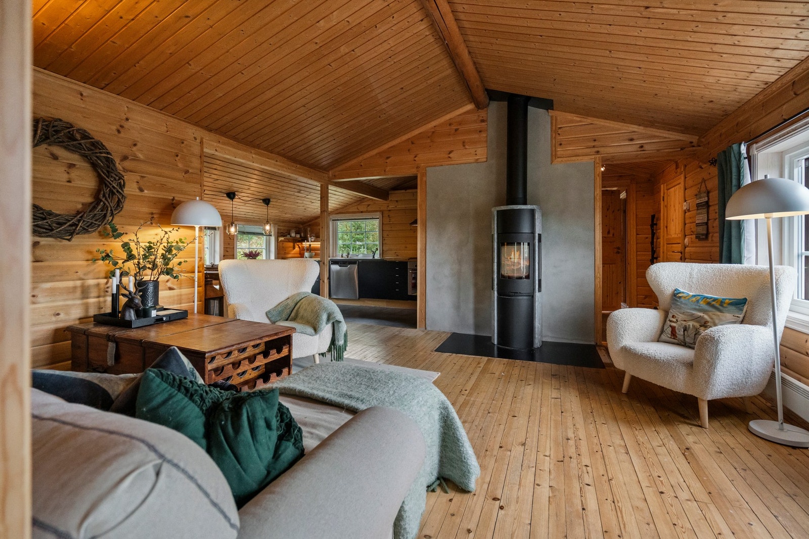 Lun stue med peisovn fra 2024 - perfekt for kalde vinterkvelder. Galleribilde