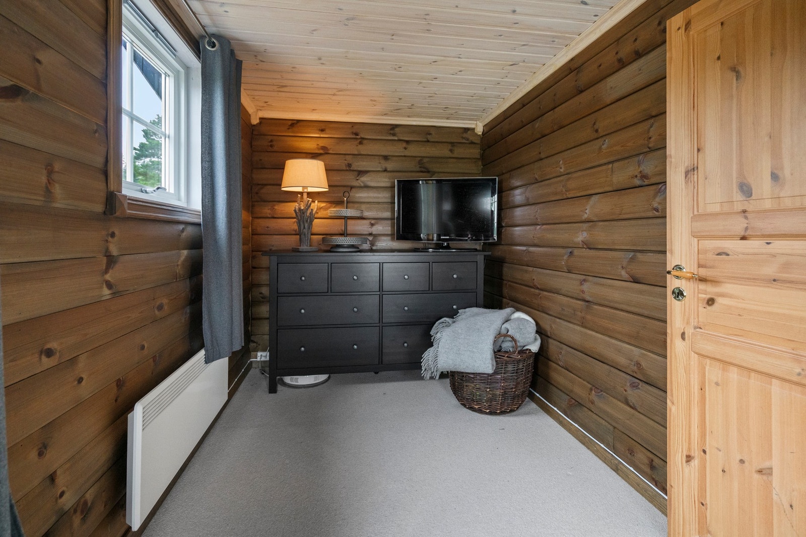 Soverommet er praktisk med kommode og god garderobeplass Galleribilde