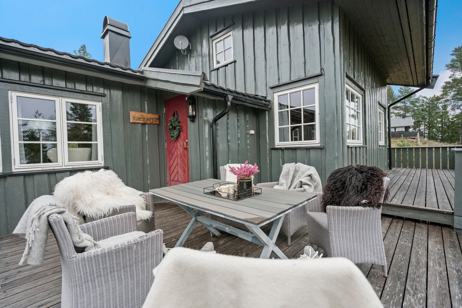 Stor terrasse gir mange muligheter for utekos året rundt. Galleribilde