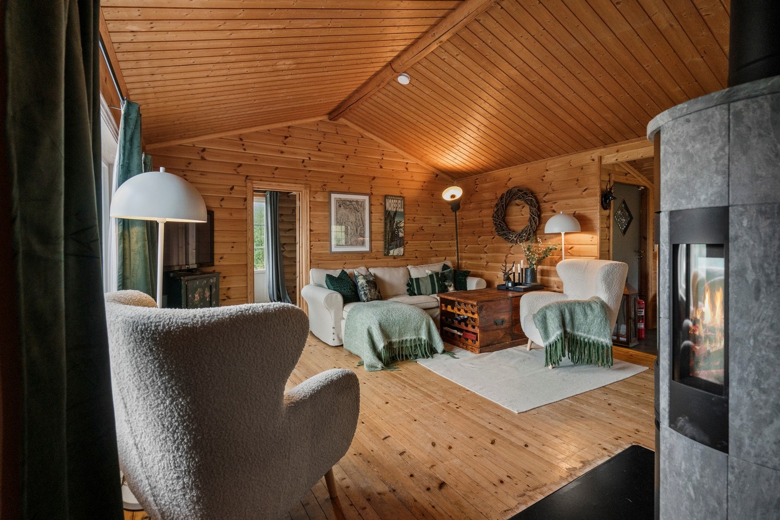 Hyttens hjerte - en varm og trivelig stue med klassisk fjellhyttepreg. Galleribilde