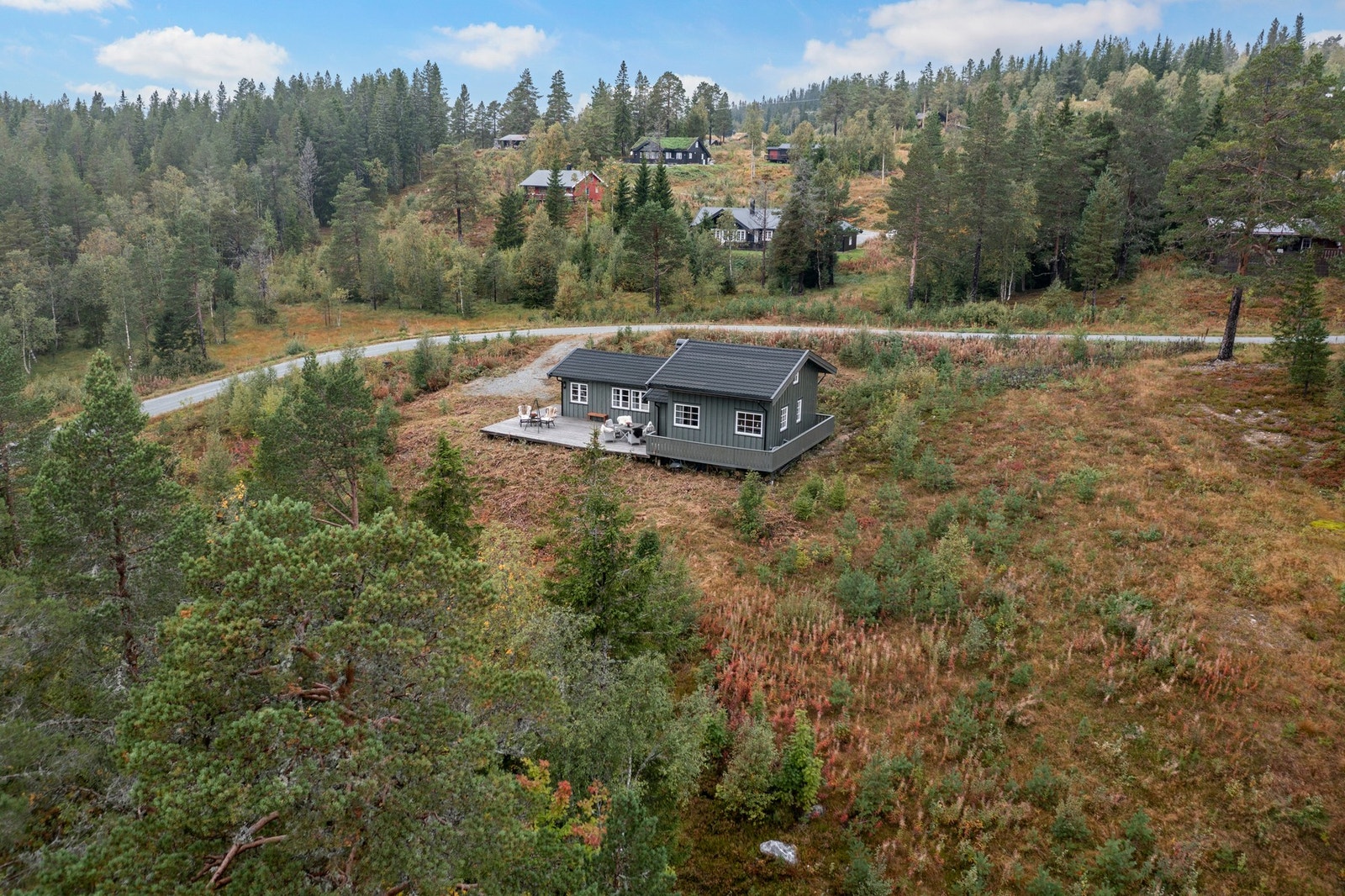 Hytta ligger på en solrik tomt på hele 2 121 m². Galleribilde