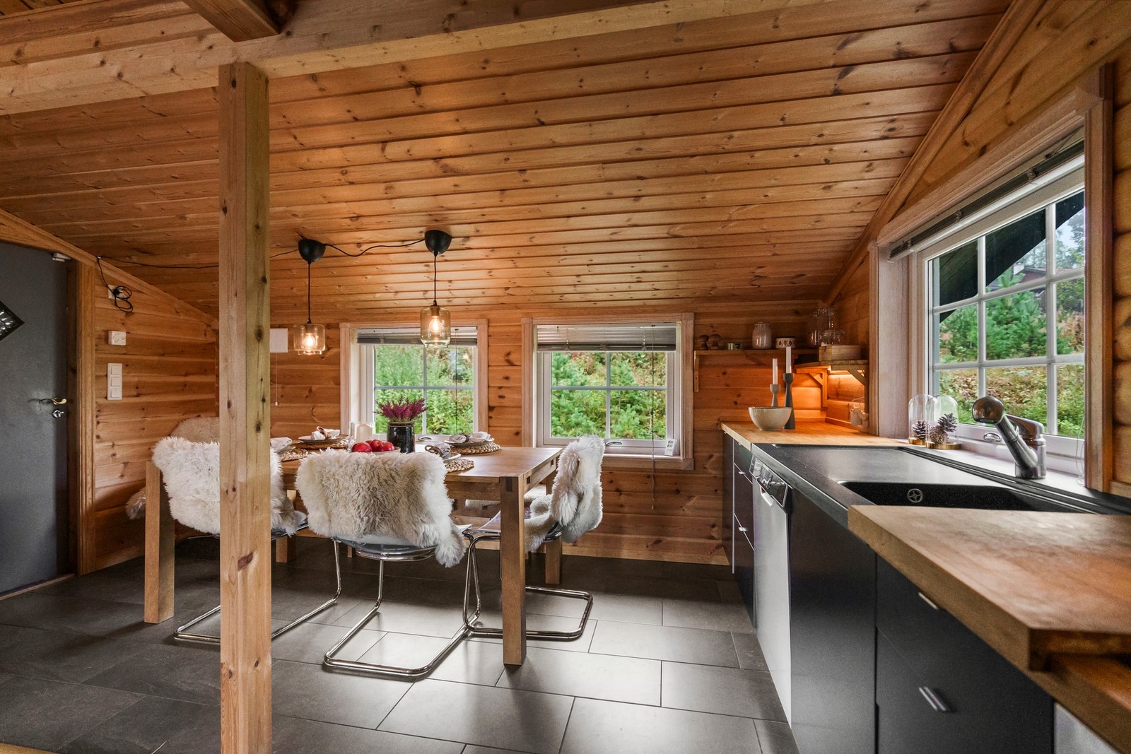 Spisestue med plass til hyggelige måltider sammen med familie og venner. Galleribilde