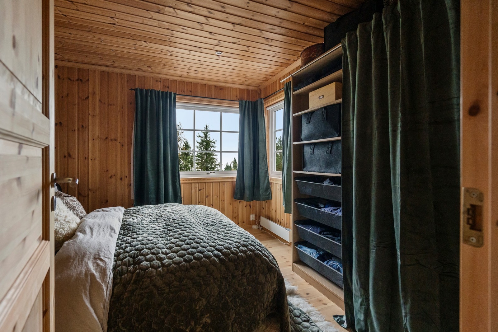 Hovedsoverom med flott lysinnslipp og utsikt til naturen Galleribilde