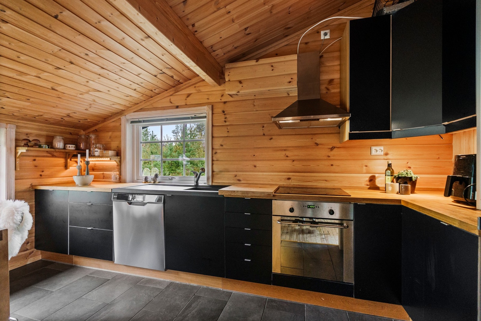 Funksjonelt kjøkken utstyrt med kjøl/fryseskap, oppvaskmaskin, platetopp og stekeovn. Det er kjøkkenventilator med avtrekk ut. Galleribilde