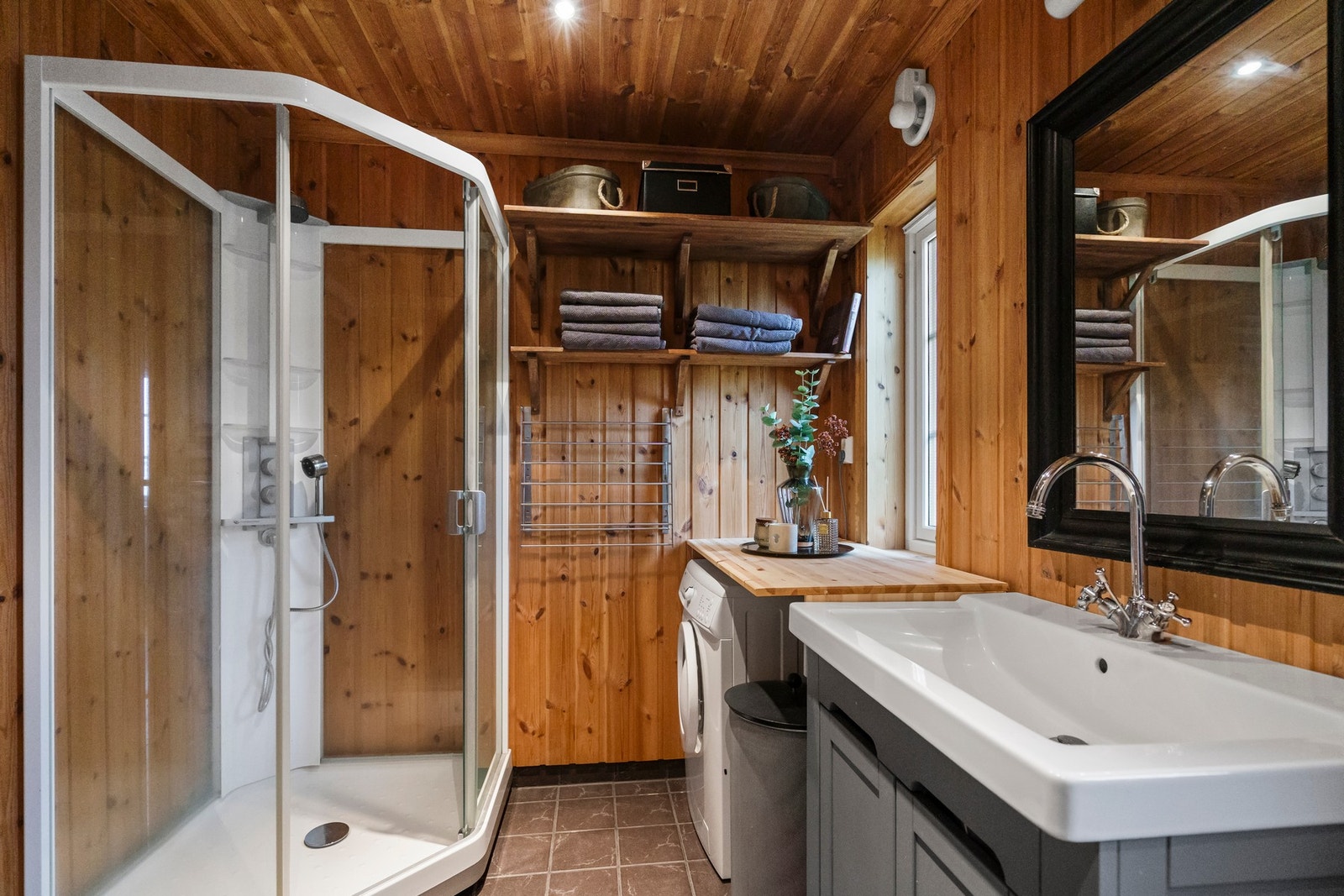 Et baderom som kombinerer hyttefølelse med moderne komfort. Galleribilde