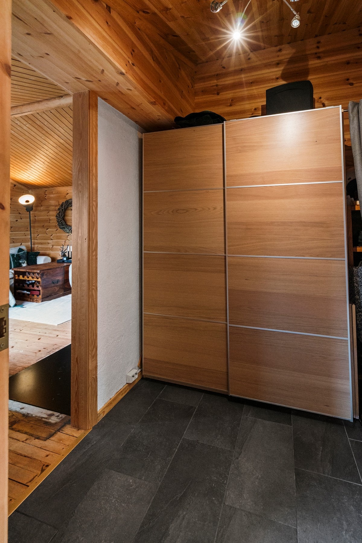 I gangen er det gode oppbevaringsmuligheter. Galleribilde