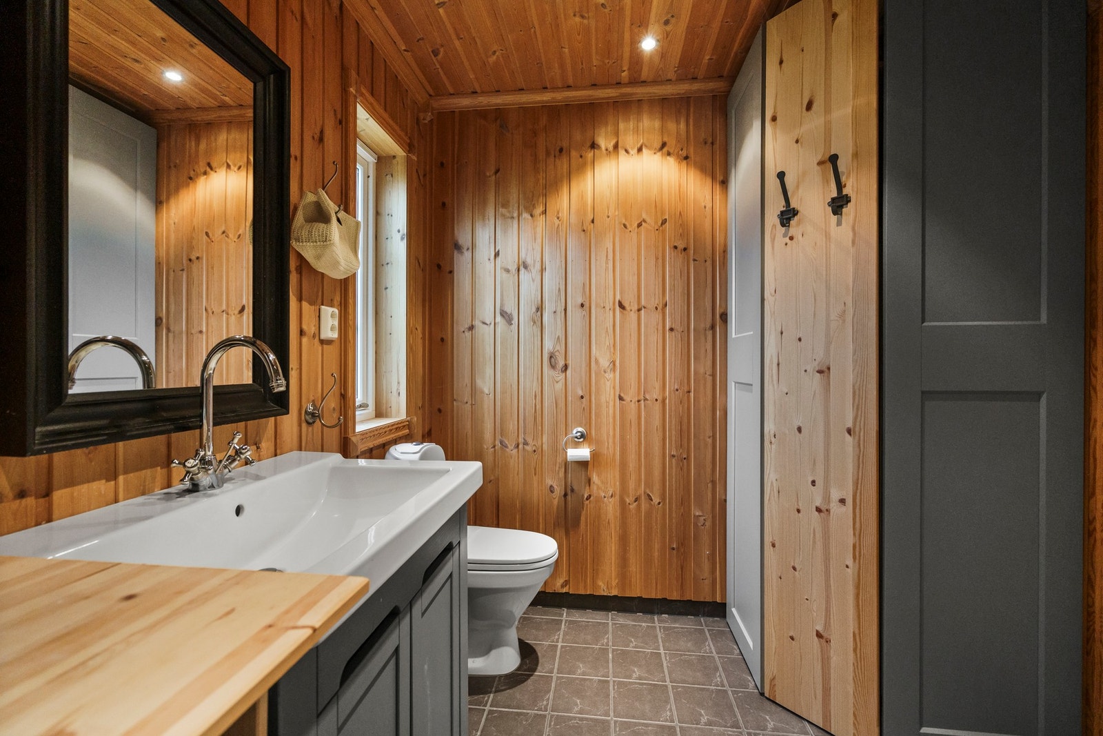 Rommet har innredning med nedfelt servant, toalett, dusjkabinett og opplegg for vaskemaskin. Galleribilde