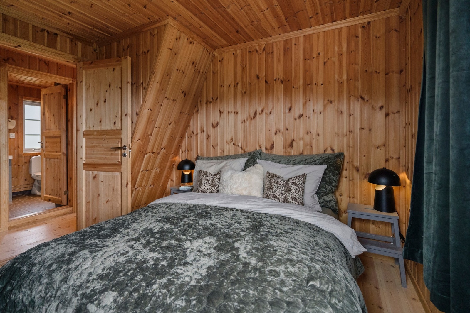 Hovedsoverommet har god plass til dobbeltseng, nattbord og garderobeløsning. Galleribilde