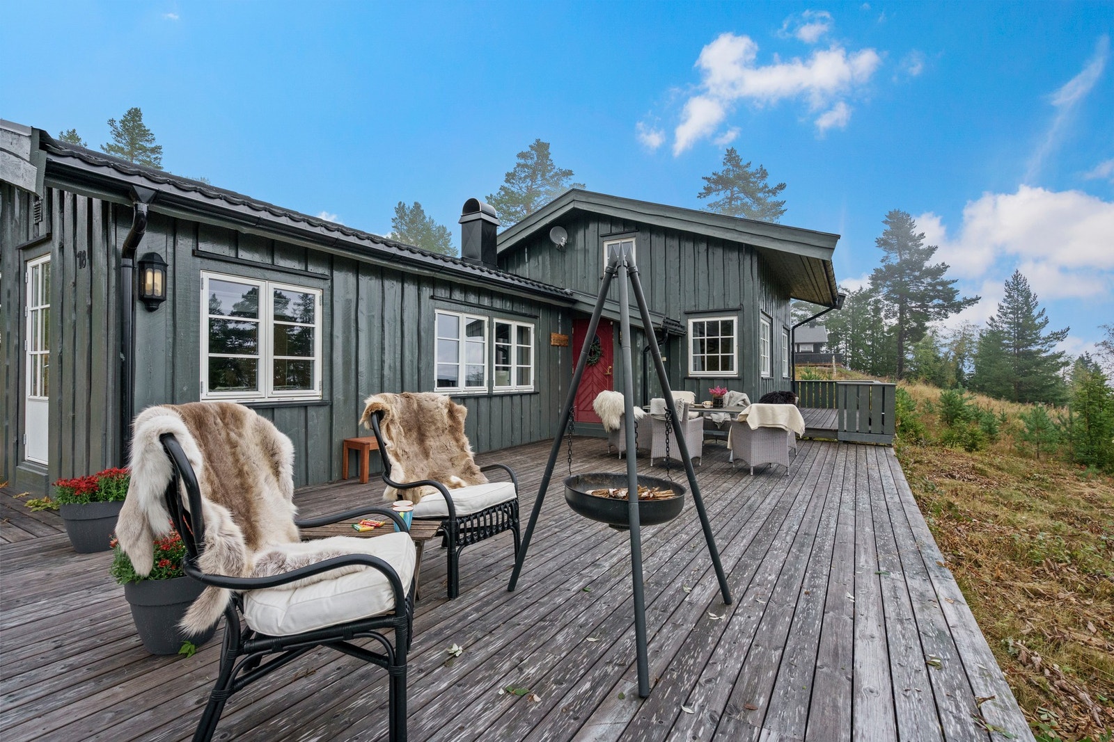 Hytta ligger usjenert til, med nydelig utsikt og svært gode solforhold. Galleribilde