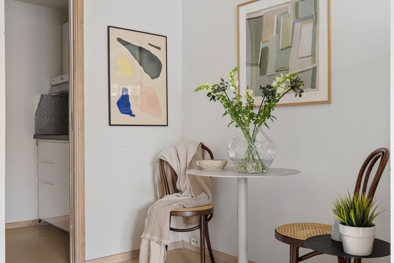 Mellom stue og kjøkken har du plass til et hyggelig spisebord. Galleribilde