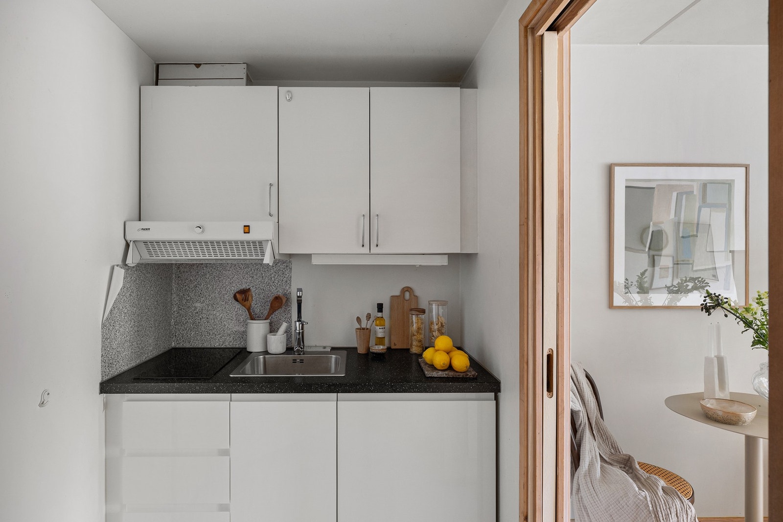 Tidsriktig, foliert glatt innredning med soft close, armatur og laminat benkeplate med nedfelt stålkum. Galleribilde