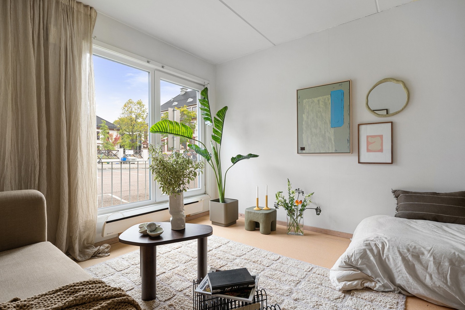 Det er fransk balkong som gir mye dagslys inn i leiligheten. Galleribilde