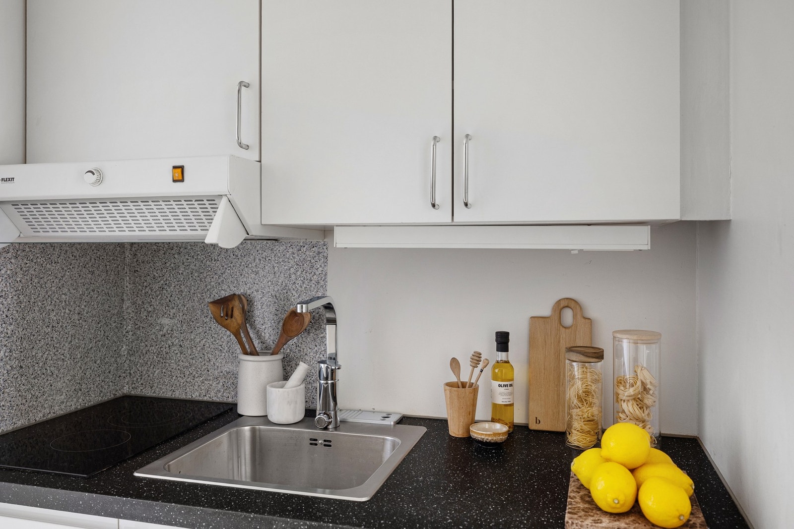 Det er keramisk topp og integrert kjøleskap. Galleribilde